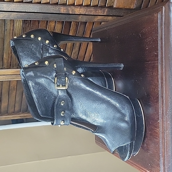 Women's Michael Kors Black Leather Size 9M 5 inch Heels - Picture 3 of 12